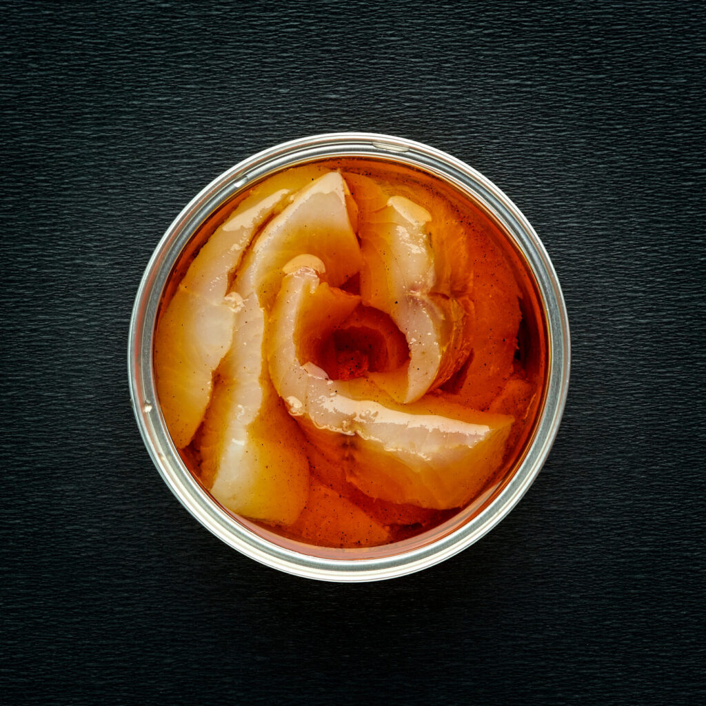 Trozos de filete de Muksun (Coregonus muksun) con aceite y pimienta chile (Congelado)